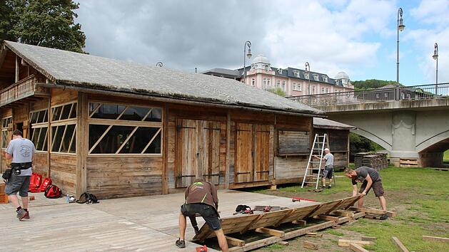 Bohle f&uuml;r Bohle wird die Terrasse des Bad Kissinger Stadtstrandes verlegt.Johannes Schlereth