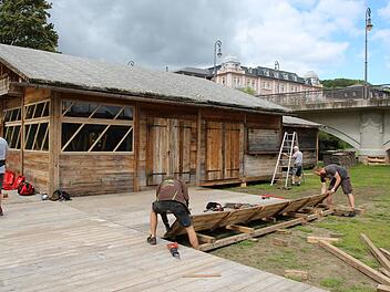 Bohle für Bohle wird die Terrasse des Bad Kissinger Stadtstrandes verlegt.Johannes Schlereth