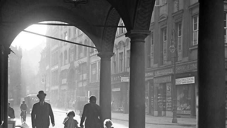 Ernst Stewner Bild "Sommertag auf dem Alten Markt um 1939"  Foto: Herder-Institut Marburg