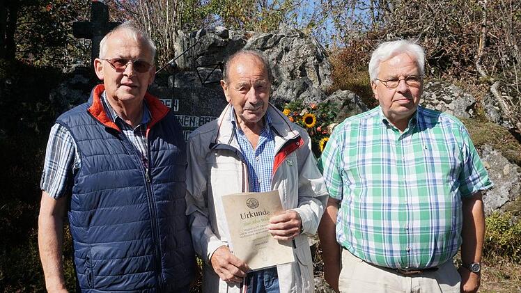 Seit 50 Jahren sorgt Alois Weber (Mitte) vom Rhönklub Zweigverein  Oberelsbach für Sauberkeit und Ordnung am Ehrenmal des Rhönklubs auf dem  Heidelstein. Vor der Heidelsteinfeier mäht er die Anlage achtet darauf,  dass alles würdig vorbereitet wird. Für sein ehrenamtliches Engagement  überreichte ihm der Rhönklub-Präsident Jürgen Reinhardt das Grüne Band  der Rhön. Glückwünsche und Dank sprach ihm auch der Vorsitzende der  Saale-Sinn-Region Konrad Tripp aus. Foto: Marion Eckert