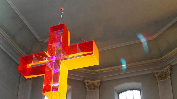 Das Lichtkreuz in der Bad Brückenauer Stadtpfarrkirche. Foto: Stephanie Elm