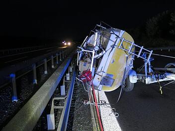 Durch ein umgekipptes Segelboot war die A93 bei Regnitzlosau am Freitagabend blockiert. Foto: Verkehrspolizei Hof