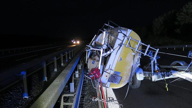 Durch ein umgekipptes Segelboot war die A93 bei Regnitzlosau am Freitagabend blockiert. Foto: Verkehrspolizei Hof