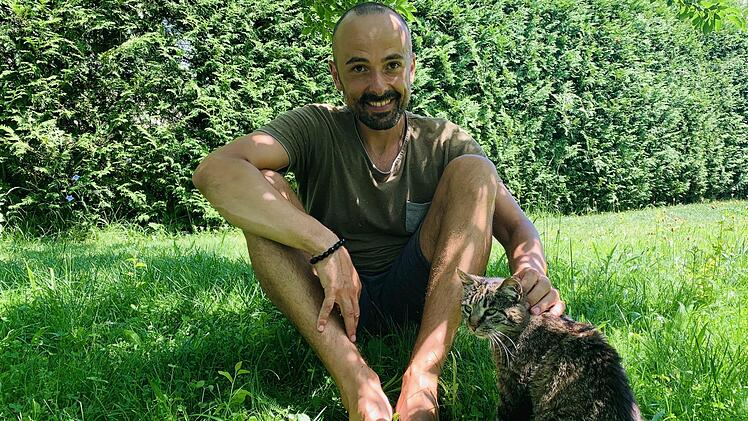 Auch im Sitzen kann man das Gras unter den Füßen spüren.