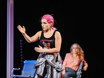 Schriller Kostüme, turbulentes Spiel: Szene aus der Coburger Neuinszenierung der "Fledermaus" mit Francesca PAratore als Adele.Foto: Sebastian Buff