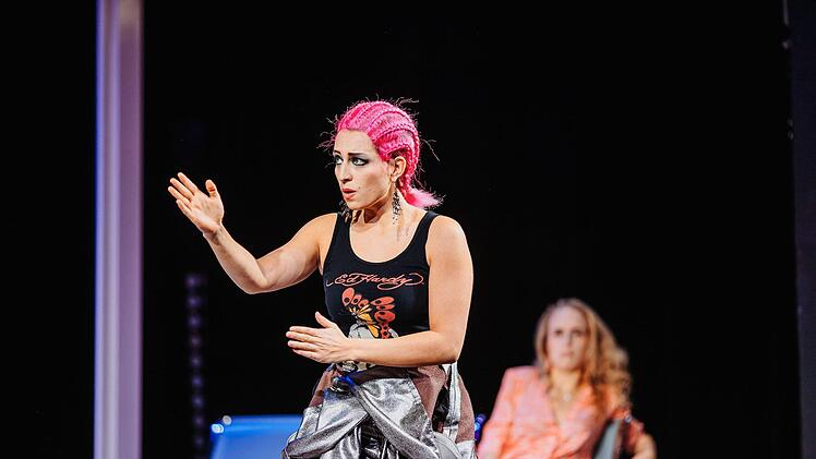 Schriller Kostüme, turbulentes Spiel: Szene aus der Coburger Neuinszenierung der "Fledermaus" mit Francesca PAratore als Adele.Foto: Sebastian Buff