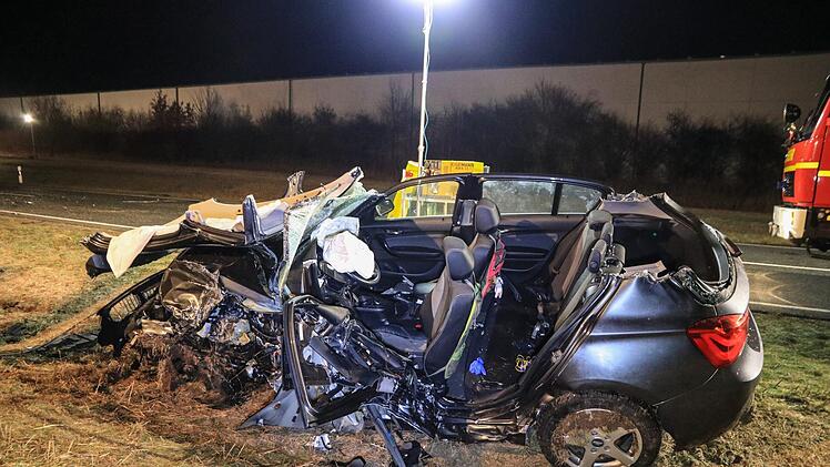 Ein Bild der Zestörung bietet sich am frühen Montagmorgen auf der B286. Eine Autofahrerin verlor in der Folge des Unfalls ihr Leben. Foto: NEWS5 / Merzbach