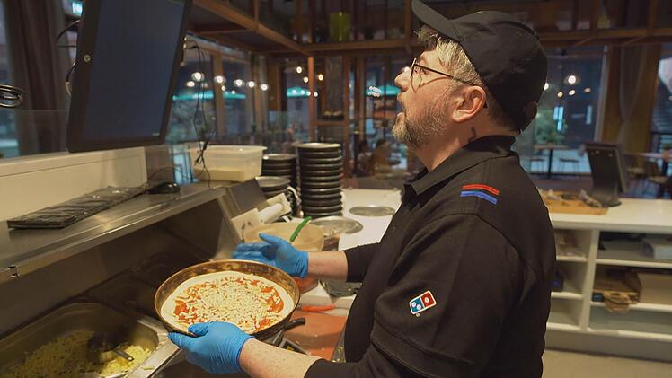 Pizzakettenchef Alexander Tauer begibt sich in der neuen Staffel "Undercover Boss" als Arbeiter "Tim"  in eine seiner Filialen.