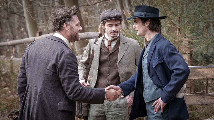 "Schwarzes Gold" punktet mit einem hervorragenden Ensemble. Mit dabei sind unter anderem Marton Csokas (von links), Daniil Kremkin und Aaron Hilmer.