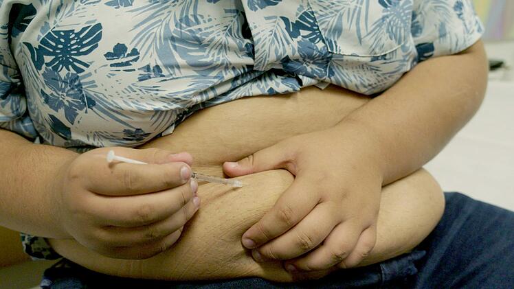 Der D&auml;ne Lucas Thomsen muss sich regelm&auml;&szlig;ig ein Medikament spritzen, um seinen unstillbaren Hunger zu b&auml;ndigen.