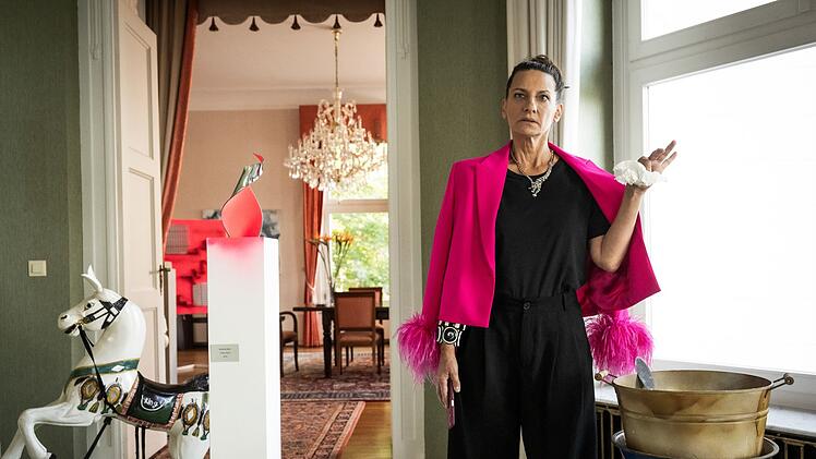 Die exzentrische Galeristin Emilia Rosskopf-R&ouml;hler (Catrin Striebeck) hat gemeinsam mit ihrem Cousin Dieter Rosskopf die umfassende Kunstsammlung ihres Onkels geerbt und f&uuml;hrt seit Jahrzehnten einen erbitterten Konkurrenzkampf mit ihm.