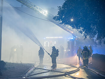 Bad Staffelstein: Scheune geht in Flammen auf - hoher Schaden