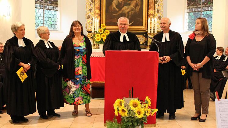 Pfarrer Gregori (Mitte) stellte die Assistierenden der Sendung vor (von links): Pfarrerin Susanne Schlechtweg-Wittmann, Pfarrerin Ute Fürle, Gisela Hümmer, Pfarrer Karl-Heinz Röhlin und Victoria Gregori.