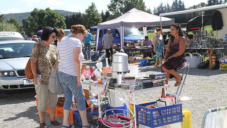 Das Angebot beim Trödelmarkt in Schney war vielfältig. Foto: Gerda Völk