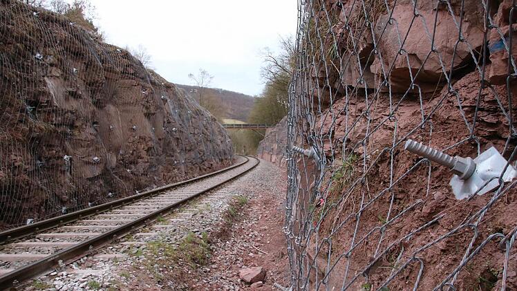 Oberhalb von Arnshausen wurden die Felshänge entlang der Bahnstrecke gesichert. Foto: Ralf Ruppert