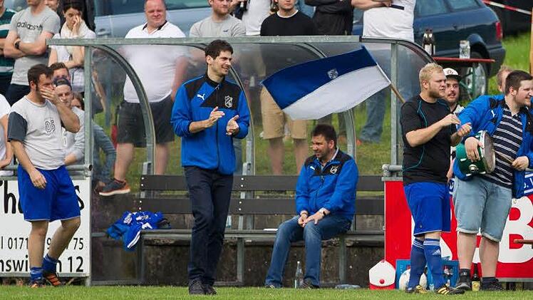 Beifall spendet der Ziegelerdener Daniel Deuerling nach einem Treffer von Kevin van B&uuml;rck.  Foto: Wei&szlig;