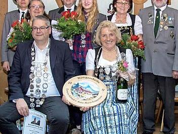 Hinten: Norbert Lurtz, Sonja Böhling, Matthias Möhrlein, Laura Ruppenstein, Theresia Ruppenstein und Josef Ruppenstein, vorne: Schützenkönig Clemens Schmid und -königin Anna Maria Krappmann. Foto: Klamm