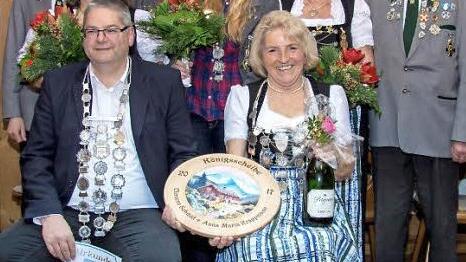 Hinten: Norbert Lurtz, Sonja Böhling, Matthias Möhrlein, Laura Ruppenstein, Theresia Ruppenstein und Josef Ruppenstein, vorne: Schützenkönig Clemens Schmid und -königin Anna Maria Krappmann. Foto: Klamm