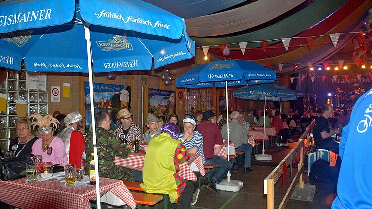 Gut gefüllt war der "Indoor-Biergarten" beim Fränkischen Fasching in Steinwiesen Foto: Susanne Deuerling