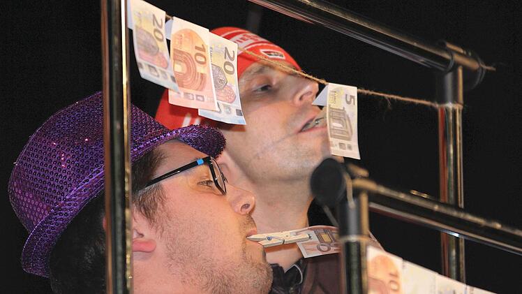 Hart erarbeitet werden musste sich das Geld beim Promi-Spiel. Dritter Bürgermeister Andreas Hoch (links) und Gemeinderatsmitglied Roland Metzner hatten aber schnell den "Zwick"-Dreh raus.