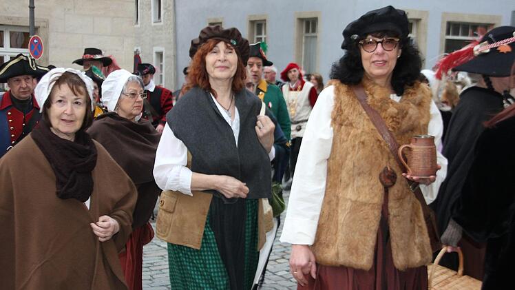 In historischen Gewändern waren diese Damen unterwegs.