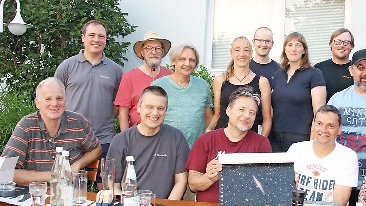 Zu den "Astro-Infizierten" gehören Männer und Frauen aus unterschiedlichen Teilen Frankens und mit ganz verschiedenen Berufen (von links stehend): Florian, Winfried, Thomas, Angie, Steffen, Mareike, Karsten, Jürgen, Martina, Johannes, (von links sitzend): Georg, Christoph, Ulf, Uwe und Martina. Für den Kalender, den Ulf Fiebig und Uwe Schultheiß hochhalten (im Bild zu sehen die Galaxie NGC 891), hat Pater Christoph in der Klostersternwarte Münsterschwarzach alle Bilder selbst fotografiert.  F...