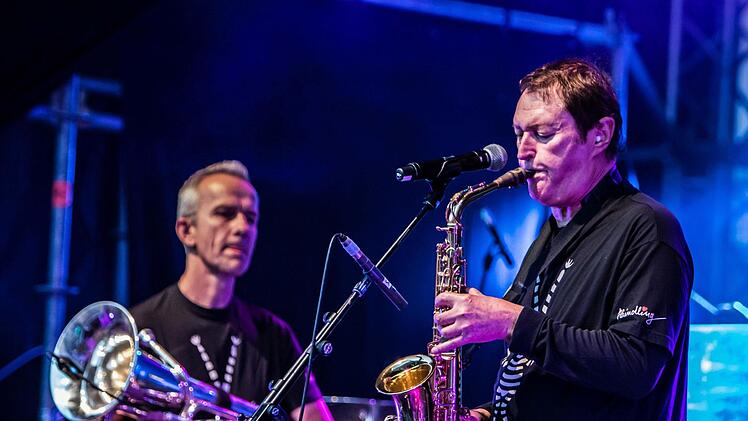 Wie Hans-Jürgen Buchner und seine Band Haindling ihr Konzert beim Tambacher Sommer zum ebenso gelungenen wie nachdenklich stimmenden Abend werden lassen.