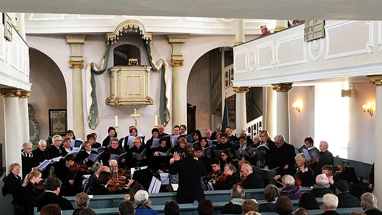 Einen eindringlichen Akzent zum Osterfest setzte die Aufführung der Johannespassion von Heinrich Schütz in der Marienkirche in Gauerstadt. Kirchenmusikdirektor Torsten Sterzik dirigierte die Sängervereinigung Bad Rodach und die Stadtkantorei Hildburghausen sowie das Collegium musicum Hildburghausen.Jochen Berger