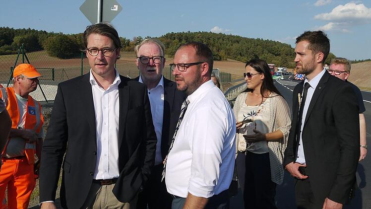 Impressionen von der feierlichen Verkehrsfreigabe des Neubauschnitts für die Bundesstraße 303 in und östlich von Oberelldorf.Foto: Berthold Köhler