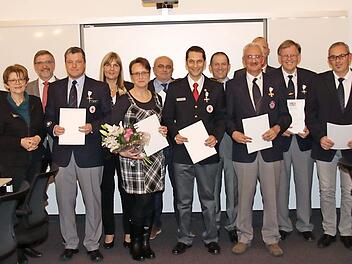 BRK-Mitglieder aus Stadt und Landkreis Coburg, die seit 25 Jahren und 40 Jahren Dienst in der Hilfsorganisation verrichten, wurden durch den stellvertretenden Landrat ausgezeichnet (Sechster von rechts: Udo Bär, der für 40 Jahre Dienst geehrt wurde).  Fotos: Michael Stelzner