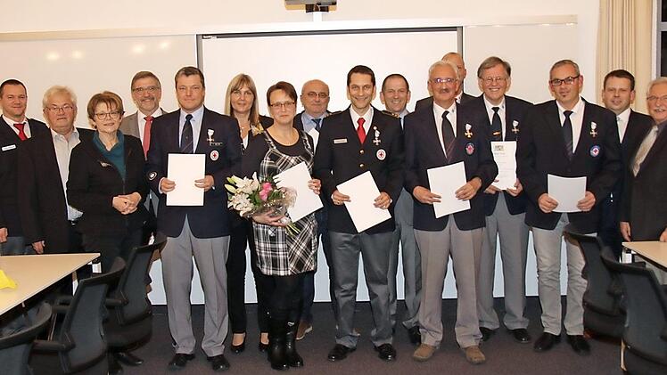 BRK-Mitglieder aus Stadt und Landkreis Coburg, die seit 25 Jahren und 40 Jahren Dienst in der Hilfsorganisation verrichten, wurden durch den stellvertretenden Landrat ausgezeichnet (Sechster von rechts: Udo Bär, der für 40 Jahre Dienst geehrt wurde).  Fotos: Michael Stelzner