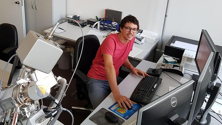 Der Biologe Lasse Kling untersucht in Forchheim Nano-Strukturen in einer Größenordnung, die 10 000 mal kleiner als der Durchmesser eine Haares sind.