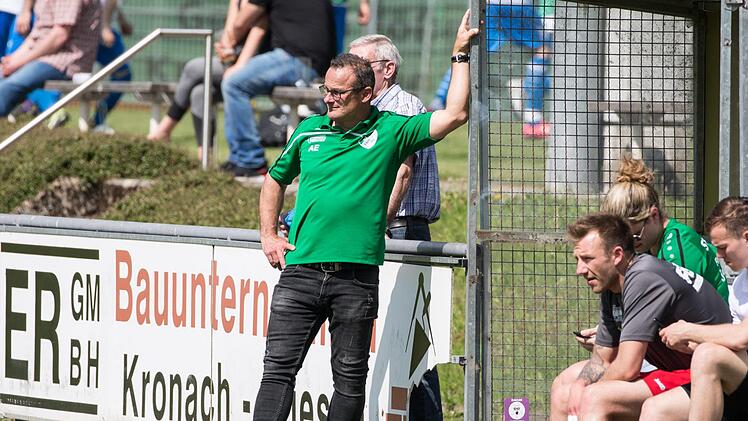 Friesens Trainer Armin Eck (links) hat vor dem Spiel bei der FT Schweinfurt vor allem in der Offensive einige Baustellen zu bewältigen.  Foto: Heinrich Weiß