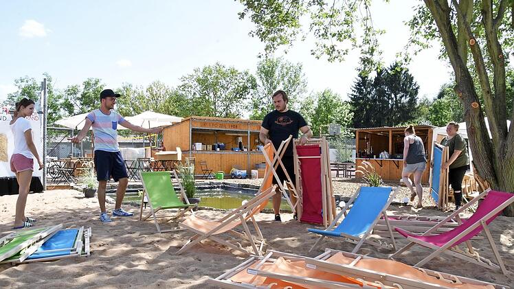 Sand, ein paar Liegestühle und Sonnenschirme - fertig ist der Strand. Plätze dafür gibt es genug in Coburg.  Foto: Christoph Wiedemann/CT-Archiv