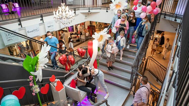 Heiratsantrag im Ertl-Zentrum: Paar verlobt sich in Shopping-Center