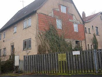 Ein Dorn im Auge der Dorferneuerer ist der alte Gasthof. Nach einem Abriss wäre Platz für eine attraktivere Dorfplatzgestaltung. Foto: Gerd Schaar