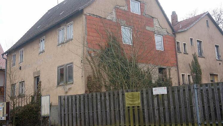 Ein Dorn im Auge der Dorferneuerer ist der alte Gasthof. Nach einem Abriss wäre Platz für eine attraktivere Dorfplatzgestaltung. Foto: Gerd Schaar