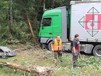 Das Unfallfahrzeug mähte am Rennsteig mehrere Bäume um und verkeilte sich im Unterholz so stark, dass das Bergeteam einige Zeit brauchte, um den Havaristen wieder auf die Straße zu ziehen.  Fotos: Schedel