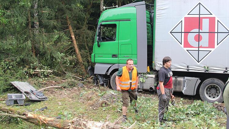Das Unfallfahrzeug mähte am Rennsteig mehrere Bäume um und verkeilte sich im Unterholz so stark, dass das Bergeteam einige Zeit brauchte, um den Havaristen wieder auf die Straße zu ziehen.  Fotos: Schedel