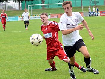 Der FC Herzogenaurach II (weiße Trikots) vergab mehrfach die Chance auf den Ausgleich und stand am Ende mit leeren Händen da. Foto: herzopress