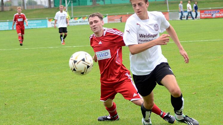 Der FC Herzogenaurach II (weiße Trikots) vergab mehrfach die Chance auf den Ausgleich und stand am Ende mit leeren Händen da. Foto: herzopress