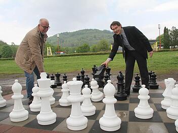 Hans Kotschenreuther (links) von der Stadt Stadtsteinach und Bürgermeister Roland Wolfrum machen schon mal ein Spielchen: Für das Stadtsteinacher Freibad wurden Outdoor-Schachfiguren angeschafft. Foto: Sonja Adam