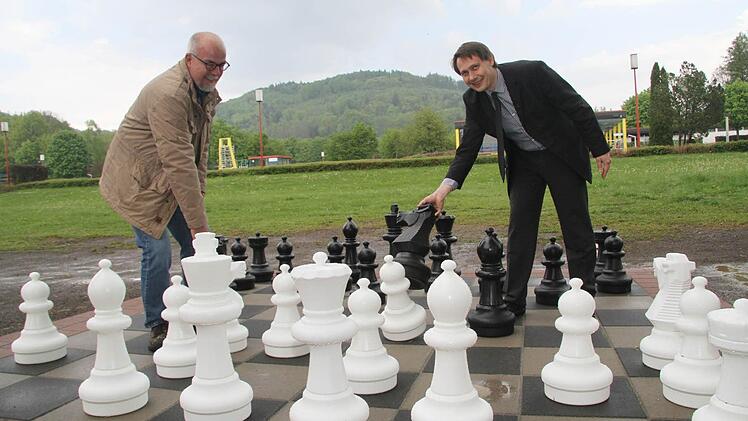 Hans Kotschenreuther (links) von der Stadt Stadtsteinach und Bürgermeister Roland Wolfrum machen schon mal ein Spielchen: Für das Stadtsteinacher Freibad wurden Outdoor-Schachfiguren angeschafft. Foto: Sonja Adam