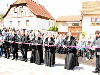 Lauter freudige Gesichter gab es, als das Band vor dem Eingang des neuen Pfarrzentrums zerschnitten wurde. Mit Scheren bewaffnet hatten sich für deisen denkwürdigen Akt (von links) Kirchenvorstands-Vorsitzende Elisabeth Köhler, Dritter Bürgermeister Reinhold Klein, Architekt Bernhard Heidberg, Architekt Rainer Griebel, Pfarrer Rudi Zimmer, der bis 1979 Pfarrer in Burgpreppach war, Regionalbischöfin Dorothea Greiner und Dekan Jürgen Blechschmidt.  Foto: Gerhard Schmidt