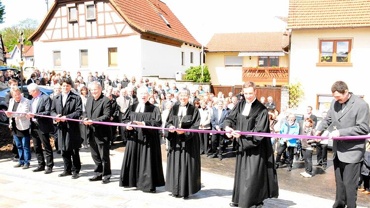 Lauter freudige Gesichter gab es, als das Band vor dem Eingang des neuen Pfarrzentrums zerschnitten wurde. Mit Scheren bewaffnet hatten sich für deisen denkwürdigen Akt (von links) Kirchenvorstands-Vorsitzende Elisabeth Köhler, Dritter Bürgermeister Reinhold Klein, Architekt Bernhard Heidberg, Architekt Rainer Griebel, Pfarrer Rudi Zimmer, der bis 1979 Pfarrer in Burgpreppach war, Regionalbischöfin Dorothea Greiner und Dekan Jürgen Blechschmidt.  Foto: Gerhard Schmidt