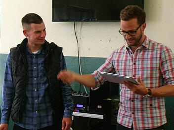 Während Markus Hönig (links) und Moderator Rainer Maria Jilg nochmal ihre Rap-Texte durchgehen...