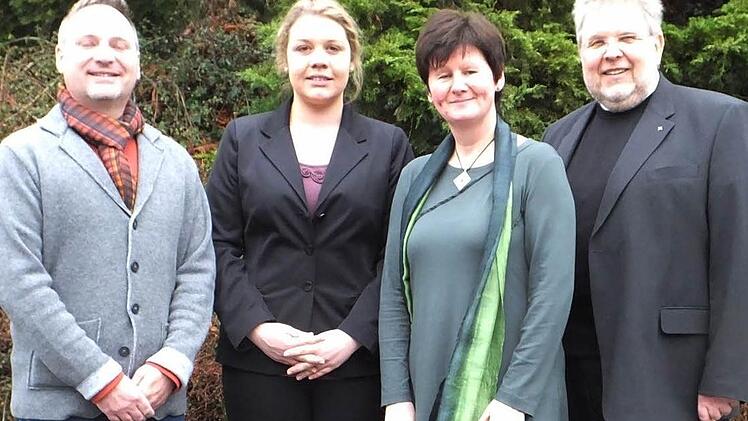 Für zwei weitere Jahre wurden die Berufsgruppensprecher der Gemeindereferenten im Amt bestätigt. Von links: die Berufsgruppensprecher Thomas Hart und Julia Butz, Diözesanreferentin Margarete Schebler und Domkapitular Monsignore Dietrich Seidel.  Foto: Burkard Vogt (POW)