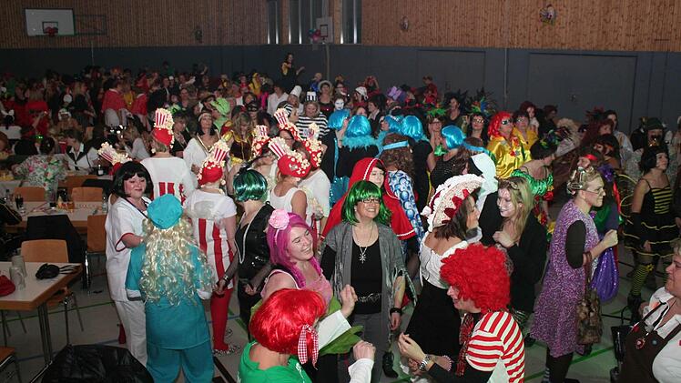 Ausgelassen tanzten viele Frauen beim Weiberfasching in Wachenroth. Foto: Evi Seeger