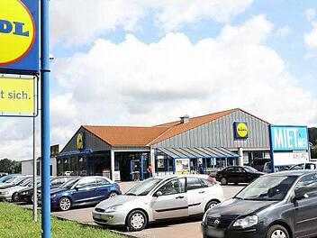 Der Lidl-Markt am Ortsrand von Weismain zieht im Herbst nach Altenkunstadt um. Unmittelbar an diese Fläche soll ein Einkaufszentrum mit einem Netto-Markt als Hauptmieter entstehen. Wer später auf das Lidl-Gelände ziehen wird, ist noch offen.  Foto: Archiv
