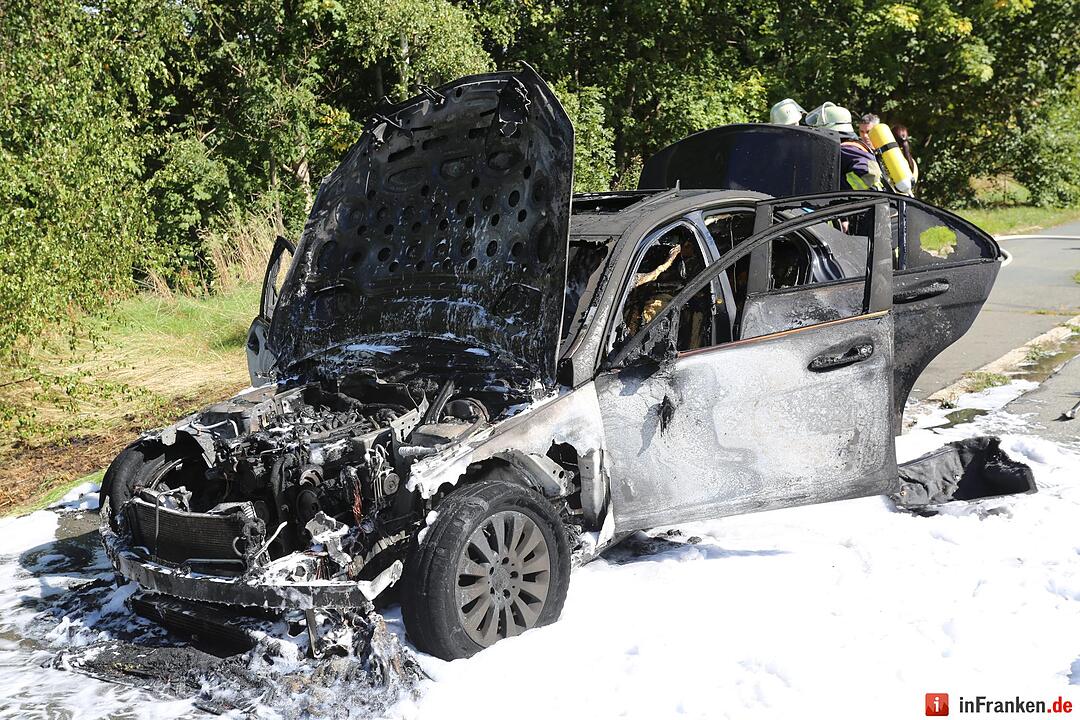 Fahrer entkommt aus brennendem Auto bei Hof